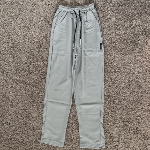Kids Grey and white very light weight pants
Size-M in kids - Picture 1 of 6